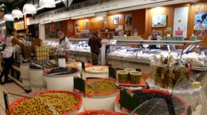 Read more about the article Les Halles de Nîmes : Un Carrefour de la Gastronomie et de la Convivialité